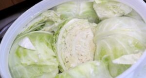 Додадете ја оваа тајна состојка во кисела зелка: ќе ја забрзате киселоста, ќе спречите расипување и ќе биде повкусна