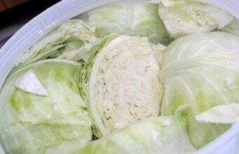 Додадете ја оваа тајна состојка во кисела зелка: ќе ја забрзате киселоста, ќе спречите расипување и ќе биде повкусна