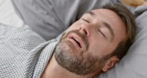 Лекарите открија кои два симптоми никогаш не ги игнорираат кога станува збор за спиење
