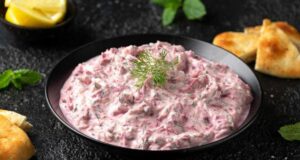 Кремастата салата со грст суви сливи е идеална за свечена или празнична трпеза и готова за само 15 минути!