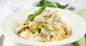 Пробајте го рецептот за вкусно пилешко со праз и павлака. Готов е за половина час