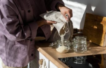 Ставила тегла ориз на секој агол од собата и веднаш го решила проблемот што ја мачел со години