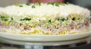 Заборавете на руската салата, ова е 100 пати подобро: Рецепт за солена торта WHITE PRINCE кој нема конкуренција