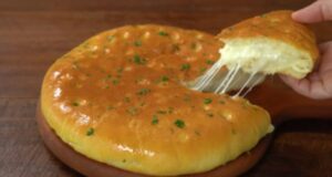 Рецепт за лепиња полнета со сирење од рерна: Се топи во уста, однадвор крцкава, а внатре мека како душа