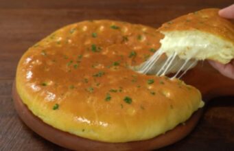 Рецепт за лепиња полнета со сирење од рерна: Се топи во уста, однадвор крцкава, а внатре мека како душа