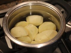 Секогаш додавајте една состојка во водата во која ги готвите компирите: Побрзо ќе биде готов и нема да се распадне