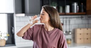 Дали треба да пиеме вода штом ќе се разбудиме наутро?