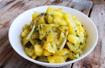 Како да подготвите вкусна салата од компири, една состојка и дава посебен вкус
