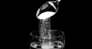 Чистење на дебелото црево со солена вода: природен метод за елиминирање на токсините