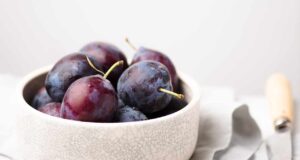 Согорете сало од стомакот: Пијте го чудотворниот лек од сливи секое утро, резултатите ќе ве остават без здив