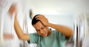 Вртоглавица при станување – причини, симптоми и решенија