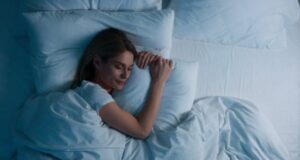 Јадењето на ова овошје еден час пред спиење може да ви помогне да заспиете побрзо