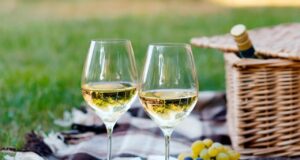 Дали пиете вино после ручек или вечера? Еве што велат лекарите за оваа навика