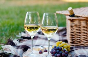 Дали пиете вино после ручек или вечера? Еве што велат лекарите за оваа навика