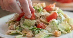 Салата од туна е лесна, хранлива и божествено вкусна: Совршена за вечера или брз ручек