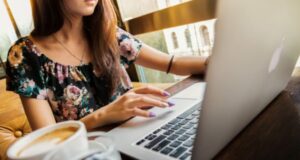 Како да ги заштитите очите од екраните во текот на целиот ден