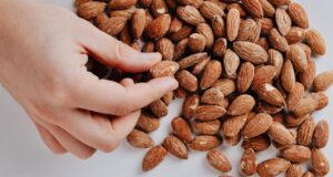 Оставете 4 бадеми во вода преку ноќ: Јадете ги наутро на празен стомак и ослободете се од проблемот што ги мачи многумина