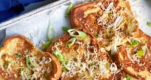 Вкусни лебчиња со јајца, кромидче и пармезан