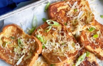 Вкусни лебчиња со јајца, кромидче и пармезан