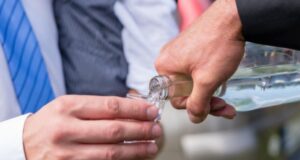 Што мислите вие? Дали утринската ракија е зло или лек? Лекар решава вековна дилема