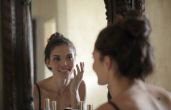Таа има 47 години, а луѓето мислат дека има 20: Се грижи за својата кожа со 1 состојка што секој ја има во својата кујна