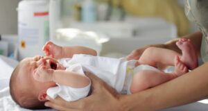 Грчеви кај бебињата или колики: Како да му помогнете – ВИДЕО