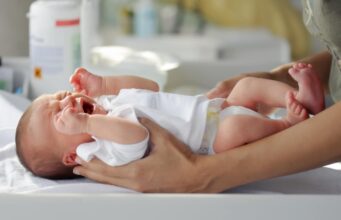 Грчеви кај бебињата или колики: Како да му помогнете – ВИДЕО