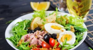 Едноставна салата од туна: Здрав и брз оброк готов за 10 минути