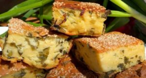 Брза пита со млад кромид: Готова за кратко време, а колку подолго стои, толку повкусна станува