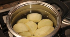 Оцет во водата при готвење компири е трик што прави голема разлика