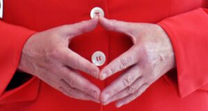 Што значи кога некој ги става рацете во форма на триаголник додека зборува, според психологијата?