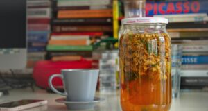 „Напиток на среќа“: Чај кој ги елиминира нервозата и несоницата според рецептот на најпознатиот билкар од 20 век