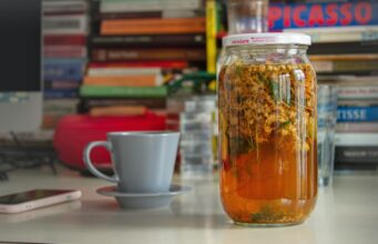 „Напиток на среќа“: Чај кој ги елиминира нервозата и несоницата според рецептот на најпознатиот билкар од 20 век