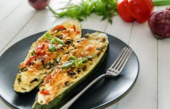 Вкусот на летото во секој залак: Кнедли од тиквички со крем сирење, гозба за вашите пупки за вкус