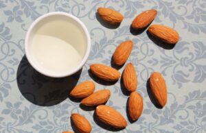 Оставете 4 бадеми во вода преку ноќ: Јадете ги наутро и ќе се ослободите од проблемот што ги мачи многумина