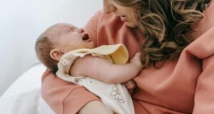 Трката во која се колнат дури и лекарите го запира плачот на бебето во еден миг