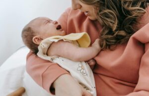 Трката во која се колнат дури и лекарите го запира плачот на бебето во еден миг