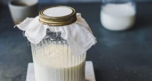 Бисерот на нашата народна медицина: Истурете 2 лажици од ова во кефир, организмот ќе се прероди!