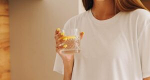 Дали е добро да се пие вода со лимон пред спиење? Еве што велат лекарите