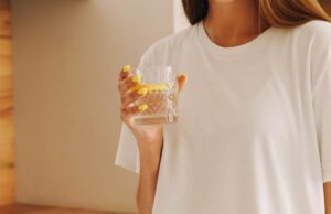 Дали е добро да се пие вода со лимон пред спиење? Еве што велат лекарите