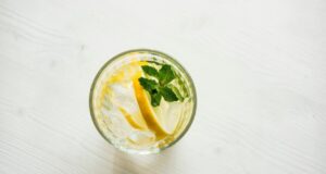 Сите пијат вода со лимон – но овој додаток ќе ги стопи масните наслаги со молскавична брзина