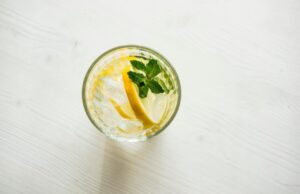 Сите пијат вода со лимон – но овој додаток ќе ги стопи масните наслаги со молскавична брзина