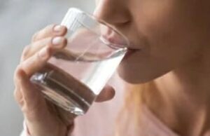 Гастроентеролог открил чудотворен пијалок: Ако секој ден додадете парче од ова овошје во вода, ќе го регулирате варењето на храната