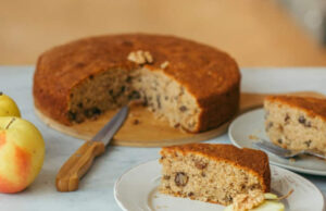 Рецепт на денот: Колач од јаболка со суво грозје и ореви