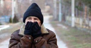 Зошто постарите луѓе повеќе го чувствуваат студот и како да се стоплат во зима