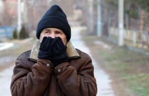 Зошто постарите луѓе повеќе го чувствуваат студот и како да се стоплат во зима