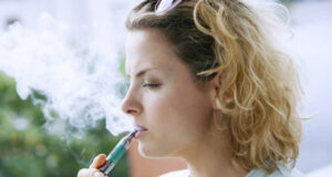 Милиони тинејџери пушат електронски цигари. Дали е здраво?