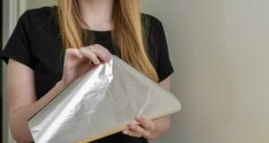 Која страна од фолијата навистина ја одржува храната безбедна? Еве како правилно да ја користите