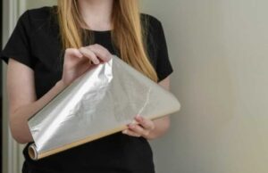 Која страна од фолијата навистина ја одржува храната безбедна? Еве како правилно да ја користите