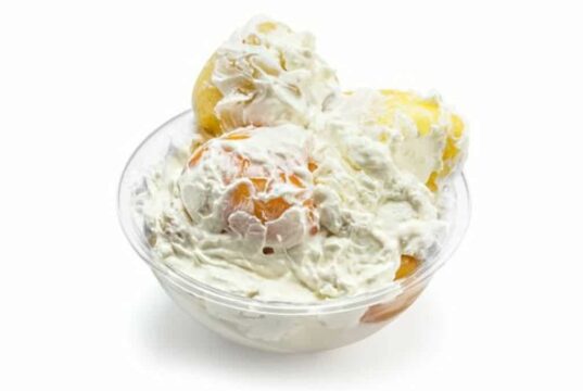 Направете вкусни пиперки во павлака: Салата што ја обожаваат сите во куќата